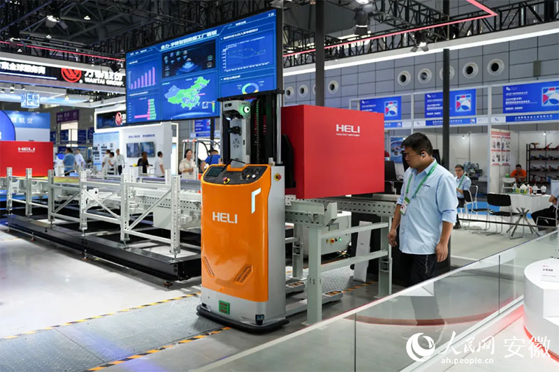 2024世界制造業(yè)大會上，合力將智能數(shù)據(jù)工廠系統(tǒng)帶進展會。人民網(wǎng)記者 王銳攝