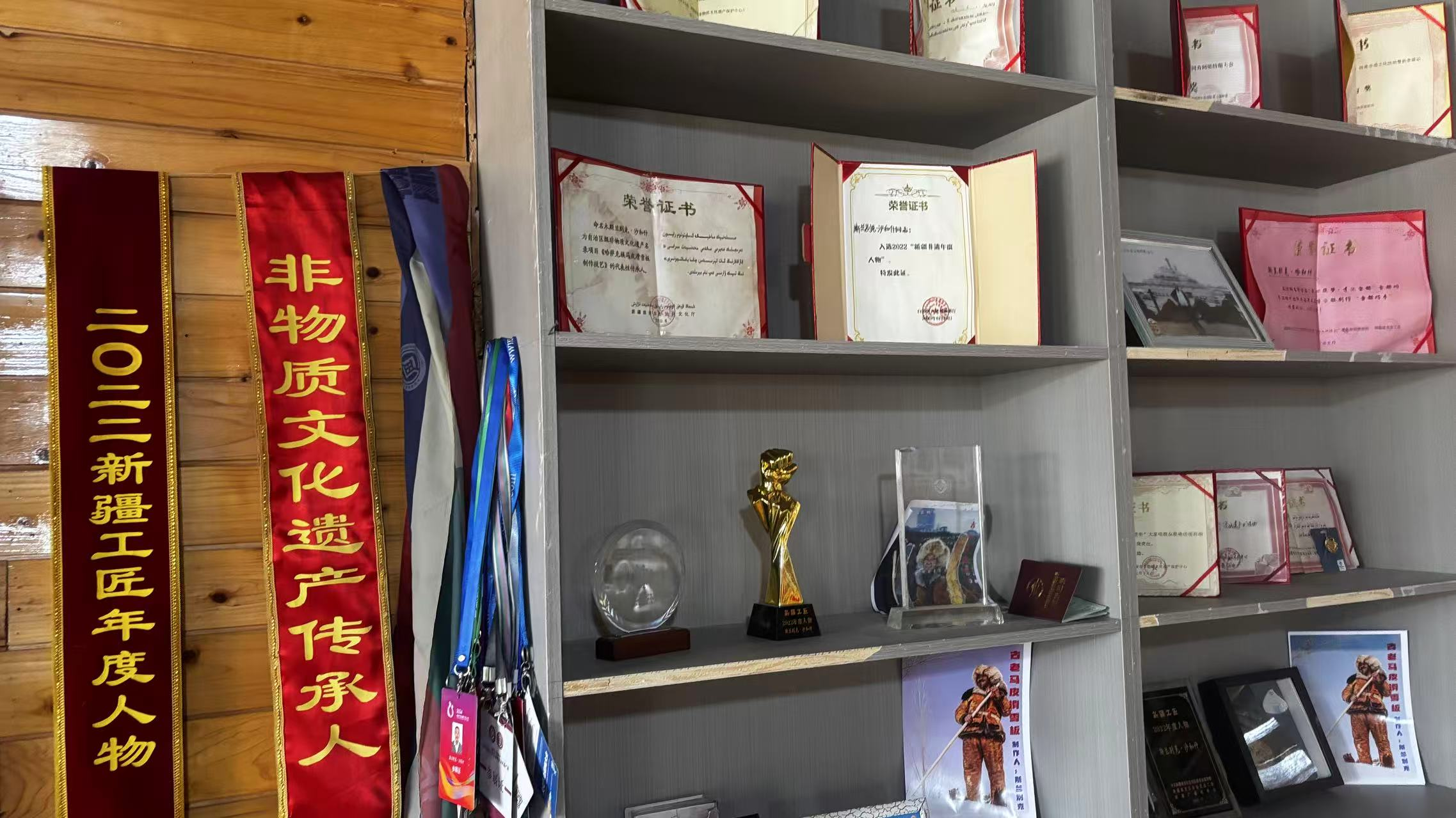 農(nóng)牧民古老毛皮滑雪板制作培訓(xùn)基地榮譽(yù)墻一角。