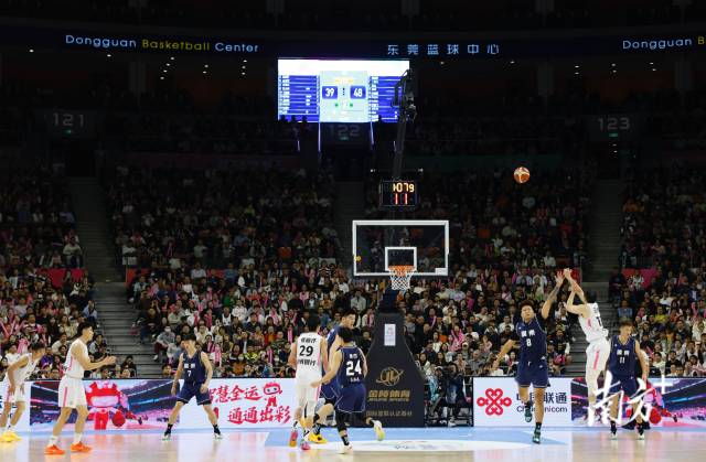 11月12日，十五運會男籃成年組決賽，現(xiàn)場有序而熱烈。張由瓊 攝