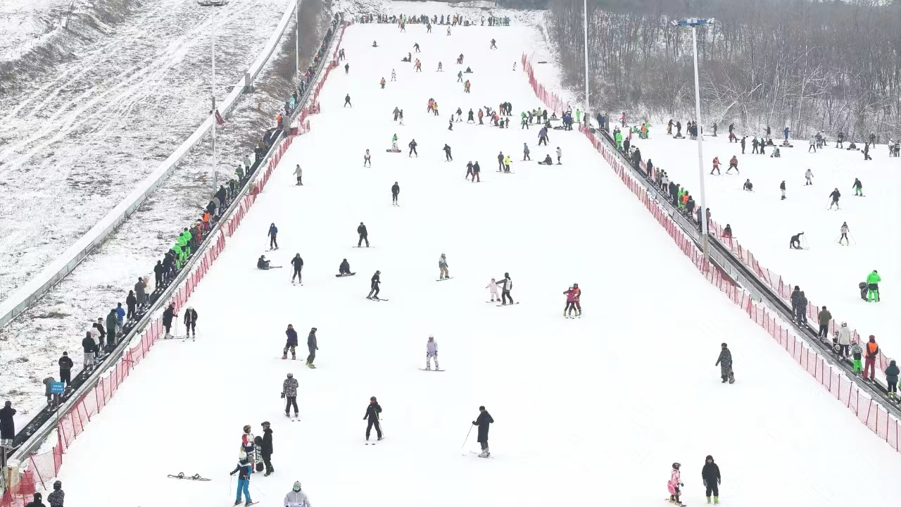 沈陽怪坡國際滑雪場迎來眾多滑雪愛好者。人民網記者 孝媛攝