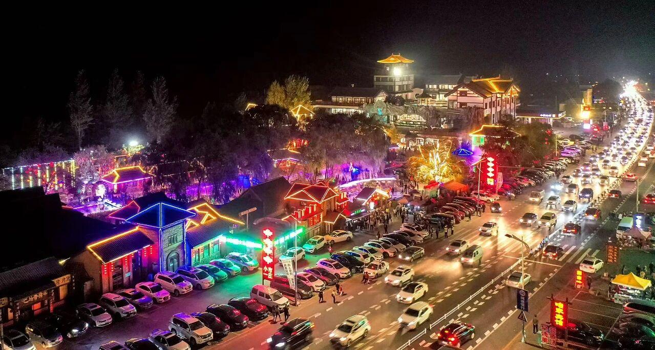 “小市一莊”夜景。受訪者供圖