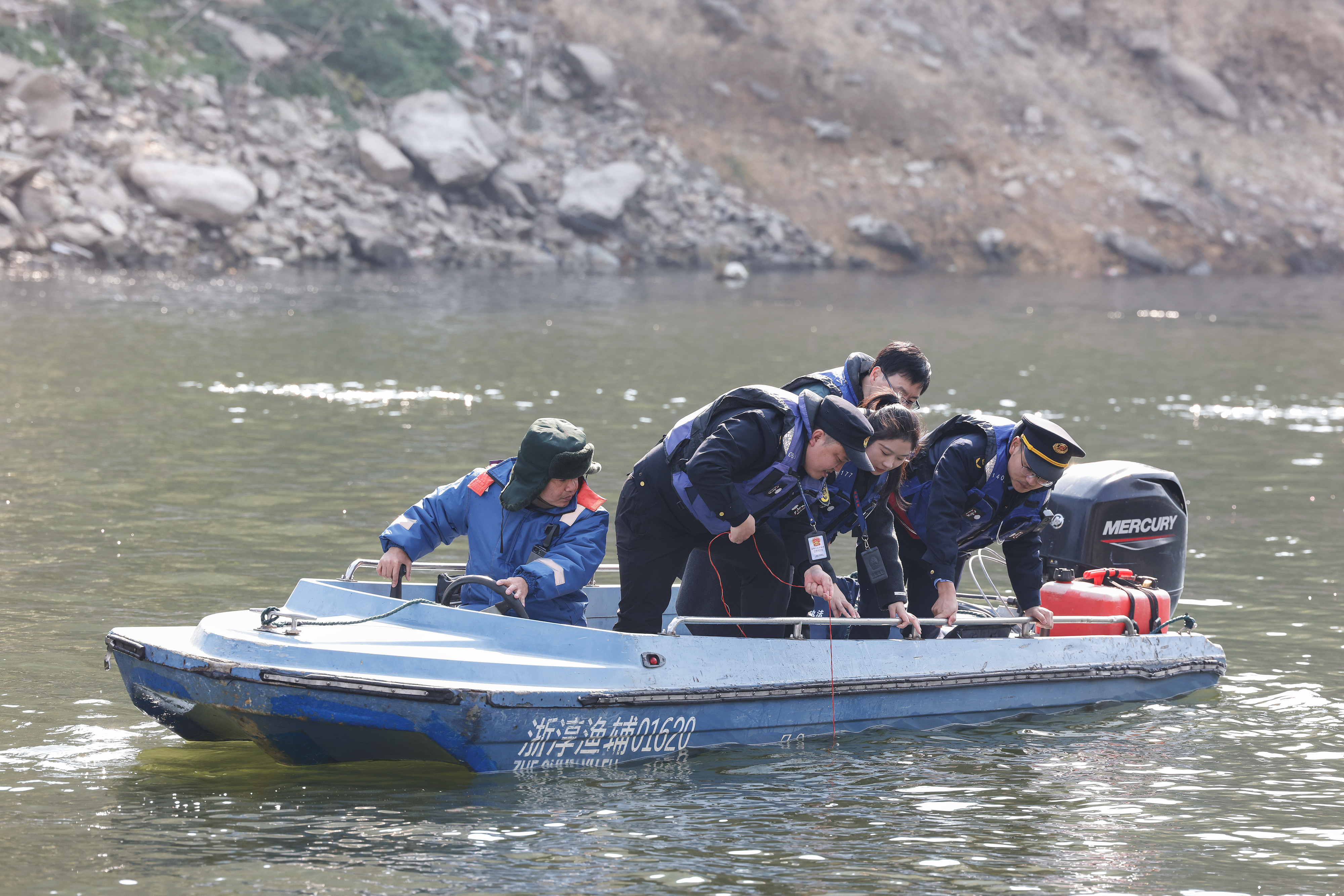 2025年12月4日，浙江杭州淳安縣與安徽黃山歙縣紀(jì)檢監(jiān)察干部及綜合行政執(zhí)法人員對浙皖交界的新安江鳩坑口水域進(jìn)行常態(tài)化巡河，共同保護(hù)漁業(yè)資源和水域生態(tài)環(huán)境。