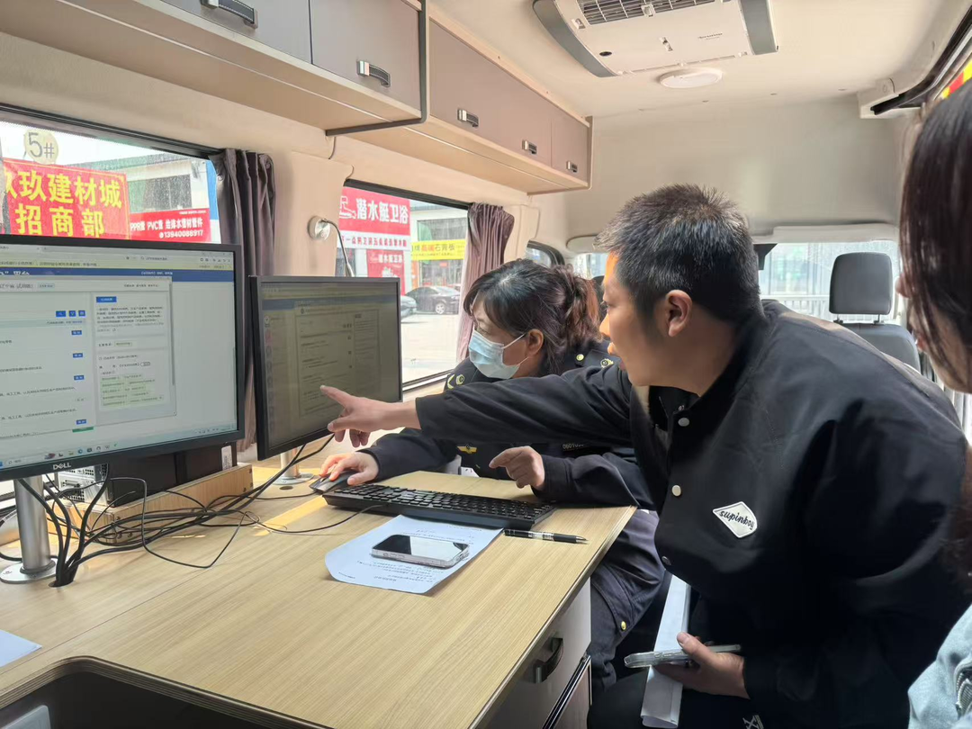 沈陽(yáng)市大東區(qū)市場(chǎng)監(jiān)督管理局將政務(wù)服務(wù)窗口“搬”到商戶“家門(mén)口”，現(xiàn)場(chǎng)為經(jīng)營(yíng)主體集中辦理并頒發(fā)營(yíng)業(yè)執(zhí)照。沈陽(yáng)市營(yíng)商局供圖