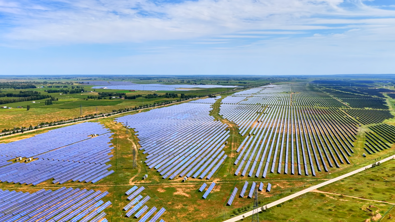 定邊縣連片光伏板鋪展成綠色能源畫卷。陳煜攝