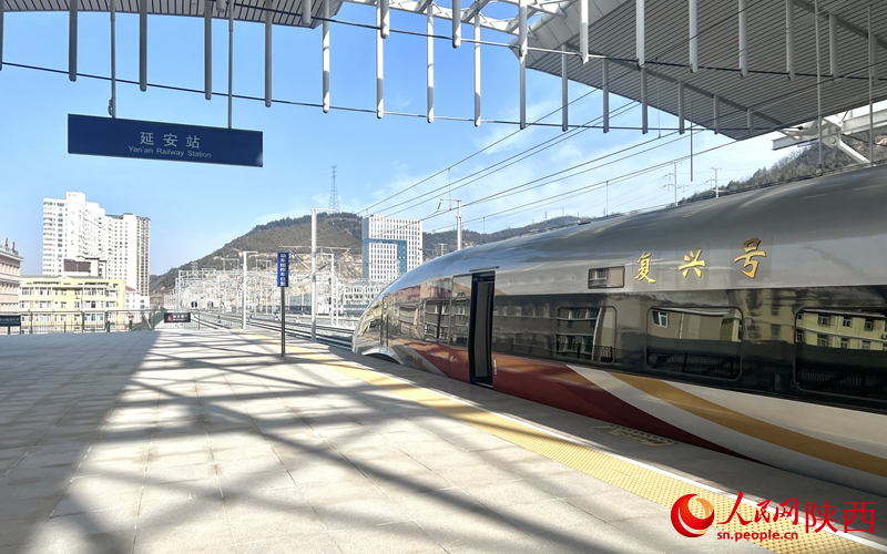 2025年12月26日，C9312次復興號列車抵達延安站。人民網(wǎng)記者 鄧楠攝