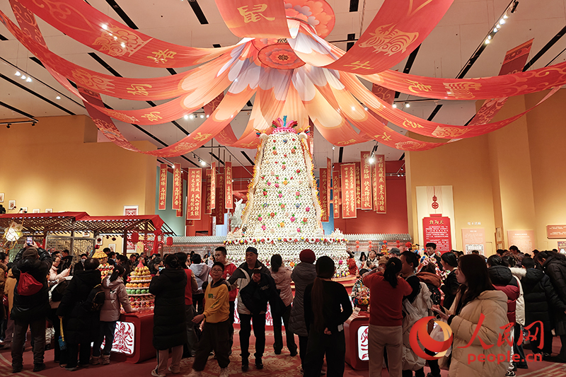 觀眾在中國非物質(zhì)文化遺產(chǎn)館參觀展覽。人民網(wǎng)記者 韋衍行攝