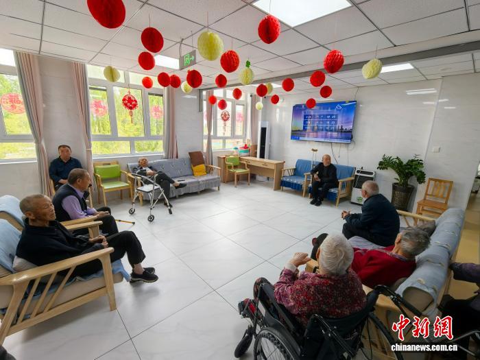 初春，奇臺農(nóng)場108社區(qū)的天頤疆耆養(yǎng)老院里，暖意融融。胡健 攝