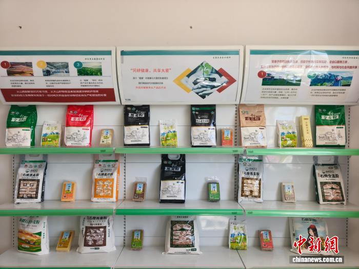 山西人趙立平在新疆昌吉州奇臺縣生產(chǎn)的面粉產(chǎn)品。陳超 攝