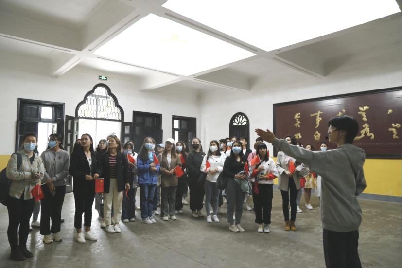 2021年5月20日，在喜迎中國共產(chǎn)黨建黨100周年之際，我校開展了少數(shù)民族學生“學黨史、感恩黨、跟黨走”紅色研學活動。