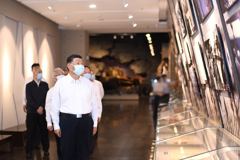 2022年8月16日至17日，中共中央總書(shū)記、國(guó)家主席、中央軍委主席習(xí)近平在遼寧考察。這是16日下午，習(xí)近平在錦州市考察遼沈戰(zhàn)役紀(jì)念館。 新華社記者 燕雁 攝