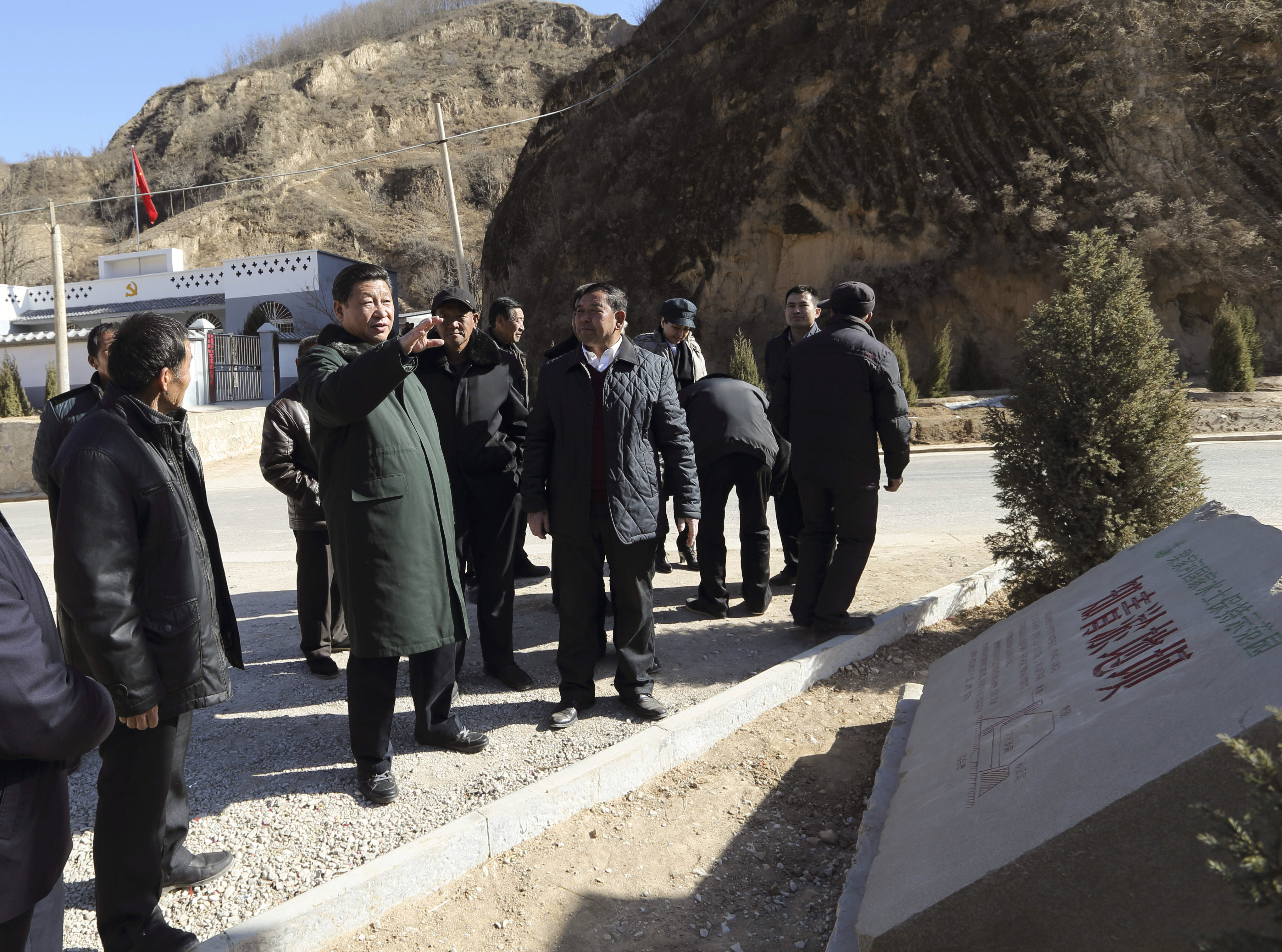 2015年春節(jié)前夕，習(xí)近平來到陜西考察調(diào)研，第一站便來到延安市延川縣梁家河村。新華社 發(fā)