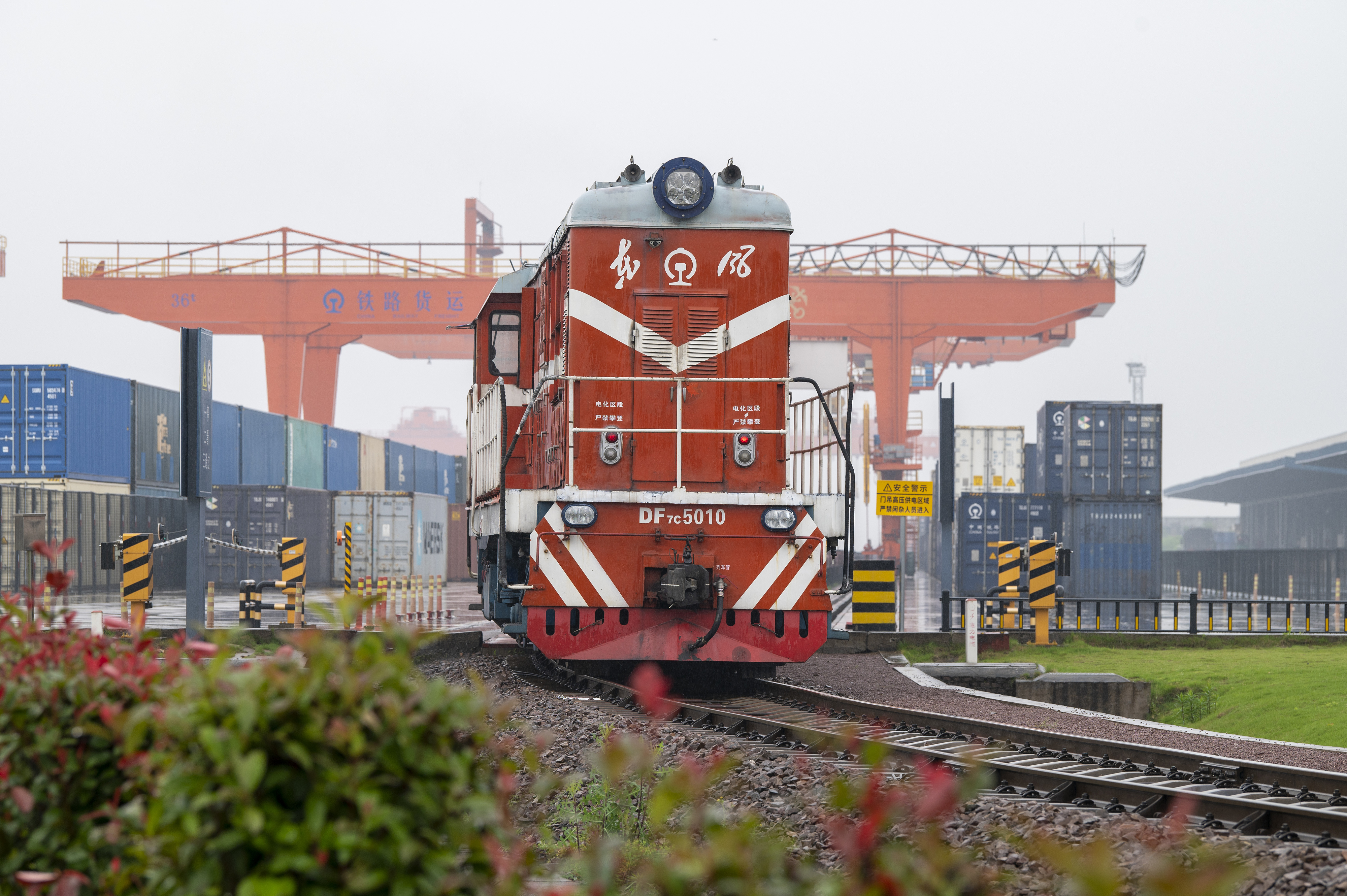 2024年5月5日，“五一”假期最后一天。在浙江省金華市金東區(qū)鐵路金華南站，一列滿載110標(biāo)箱的中歐班列緩緩啟程駛往匈牙利。