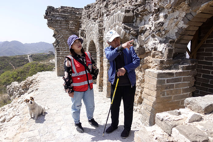 在明長城遺址上，梅景田給外甥女劉紅巖講述長城故事。