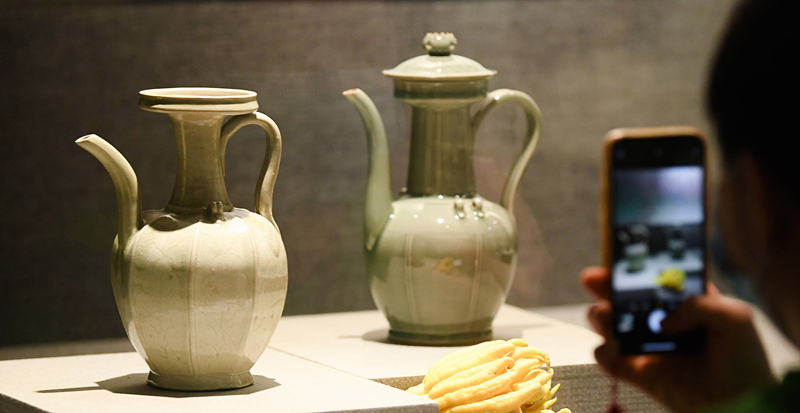 2021年9月14日，浙江省博物館，觀眾在拍攝北宋龍泉窯執(zhí)壺（左）和龍泉青瓷藝人劉杰制作的執(zhí)壺。