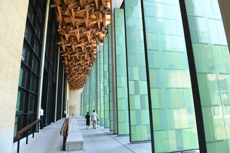 2022年7月23日，杭州國(guó)家版本館屋頂?shù)哪緲?gòu)和青瓷門扇相映成趣。