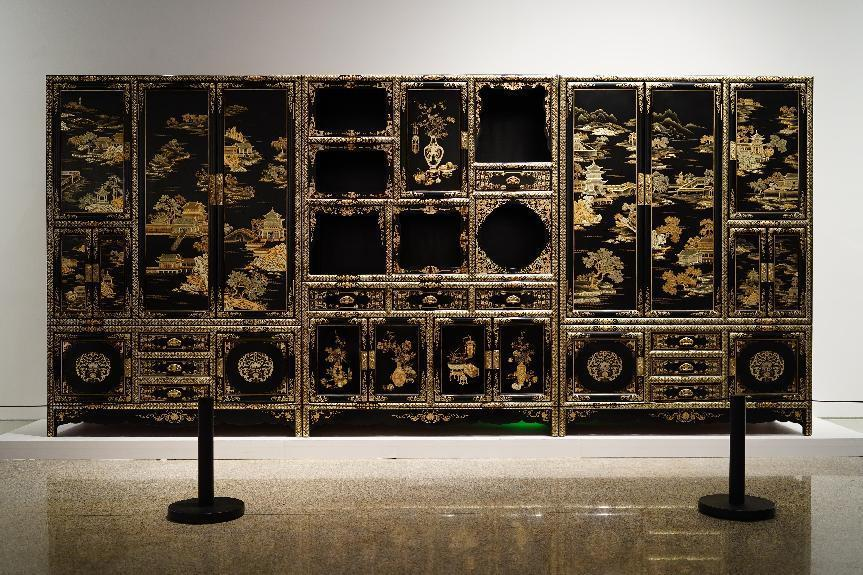 2023年7月9日，北京，中國工藝美術(shù)館·中國非物質(zhì)文化遺產(chǎn)館，“山西特色專業(yè)鎮(zhèn)平遙非遺雙寶中華行”展覽展出的推光漆器作品。