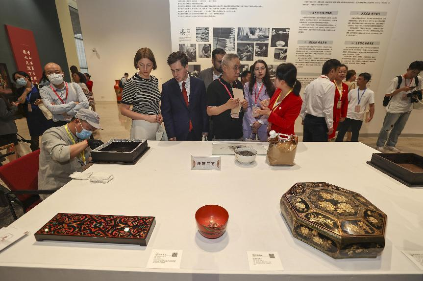 2023年5月28日，北京，推光漆器匠人為駐華使節(jié)展示技藝。