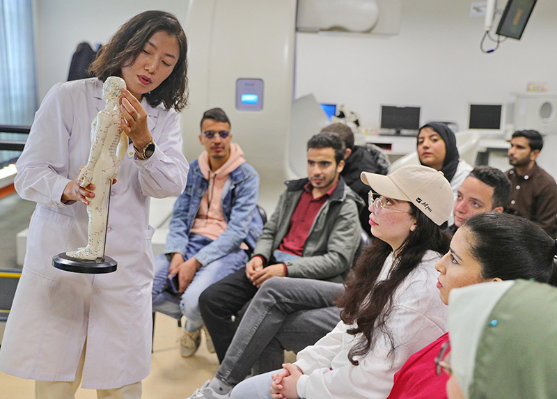 2023年4月19日，河北省秦皇島市中醫(yī)醫(yī)院醫(yī)務(wù)工作者為燕山大學(xué)外國(guó)留學(xué)生講解中醫(yī)經(jīng)絡(luò)知識(shí)。