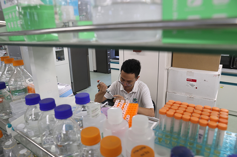 在三亞崖州灣科技城，一名青年科技工作者正在進行科研工作。