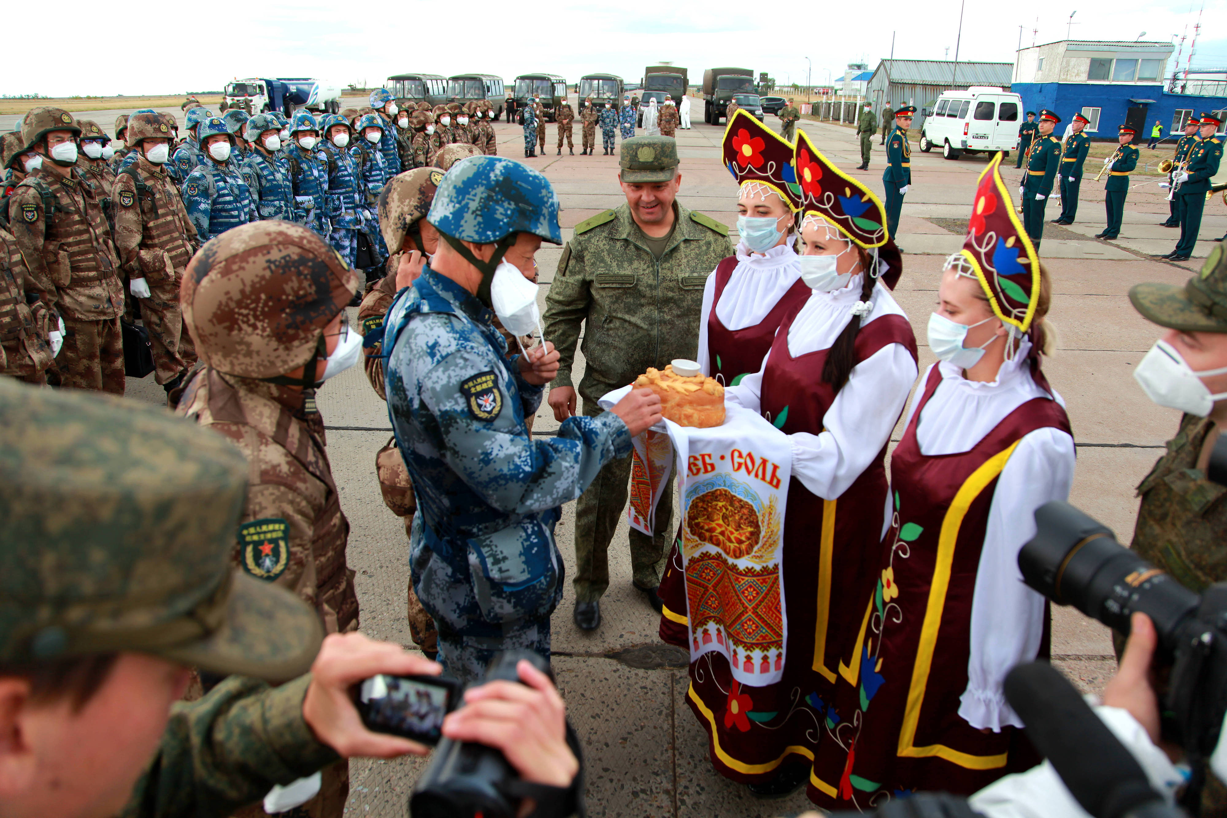 當?shù)貢r間2021年9月10日，跨境參加“和平使命-2021”上海合作組織成員國聯(lián)合反恐軍演的中方部隊導演部抵達俄羅斯奧倫堡“東古茲”靶場演習地域。圖為俄方人員為中方人員舉行歡迎儀式。