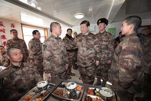 2014年1月26日中午，習近平來到連隊食堂，同戰(zhàn)士們一起用餐。新華社記者 李剛 攝