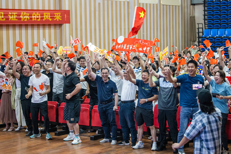 北京時(shí)間7月27日，2024年巴黎奧運(yùn)會(huì)首個(gè)比賽日，在射擊10米氣步槍混合團(tuán)體比賽中，中國選手黃雨婷/盛李豪獲得金牌。圖為黃雨婷的母校師生們通過收看奧運(yùn)直播的方式為她加油助威。