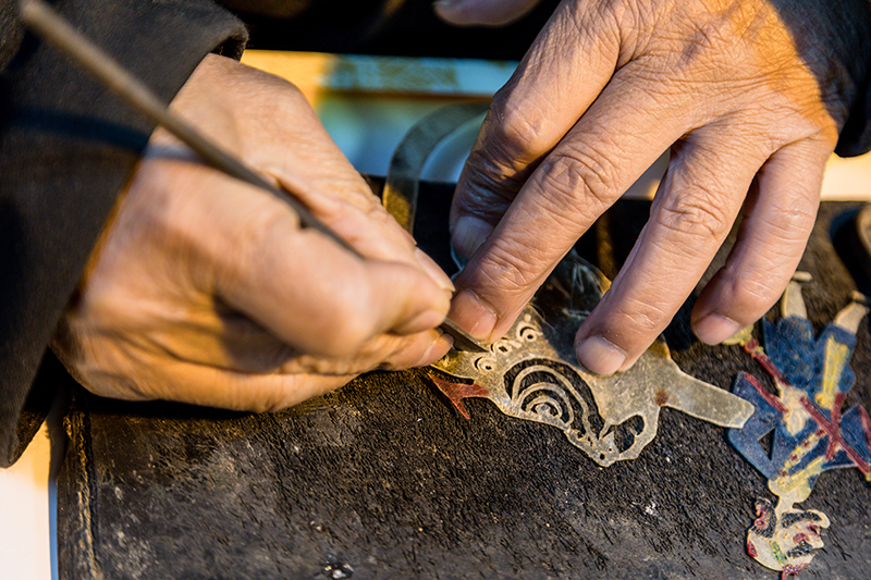 皮影非遺傳承人正在制作皮影。