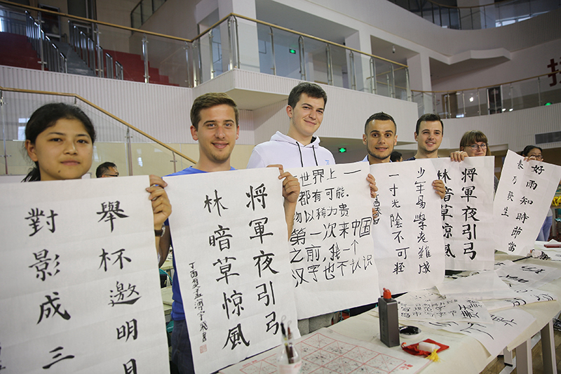 2017年6月5日，來(lái)自青島大學(xué)和中國(guó)石油大學(xué)（華東）的外國(guó)留學(xué)生在展示剛剛現(xiàn)場(chǎng)完成的書(shū)法作品。