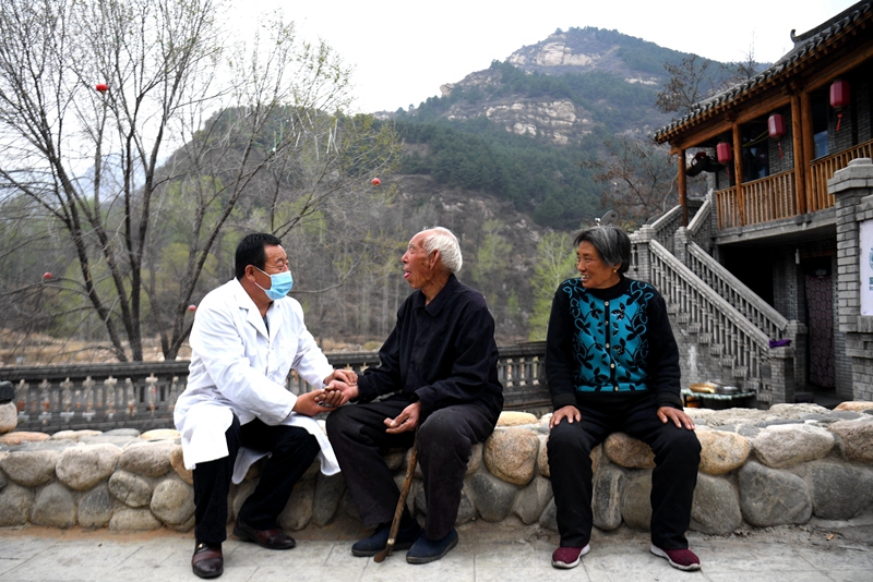 2020年4月15日，在河北阜平縣龍泉關(guān)鎮(zhèn)駱駝灣村，村醫(yī)霍建國(guó)為村民把脈。