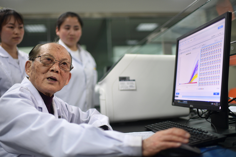 2021年6月17日，吳天一（前）在青海西寧的實(shí)驗(yàn)室內(nèi)和學(xué)生討論。