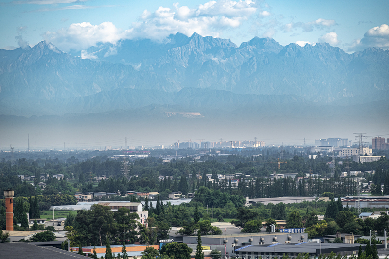 2024年7月1日，成都天氣晴好，遠(yuǎn)處雪山清晰可見(jiàn)。