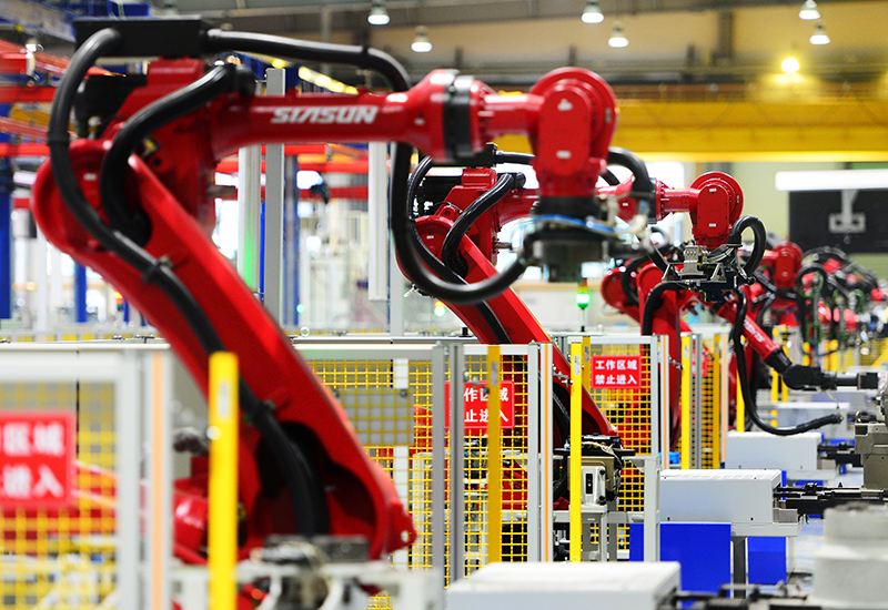 2019年11月22日，沈陽，一家數(shù)字化智能工廠內(nèi)，名為SR210的機器人正在自主地抓取各種零部件，快速組裝稍小的工業(yè)機器人。