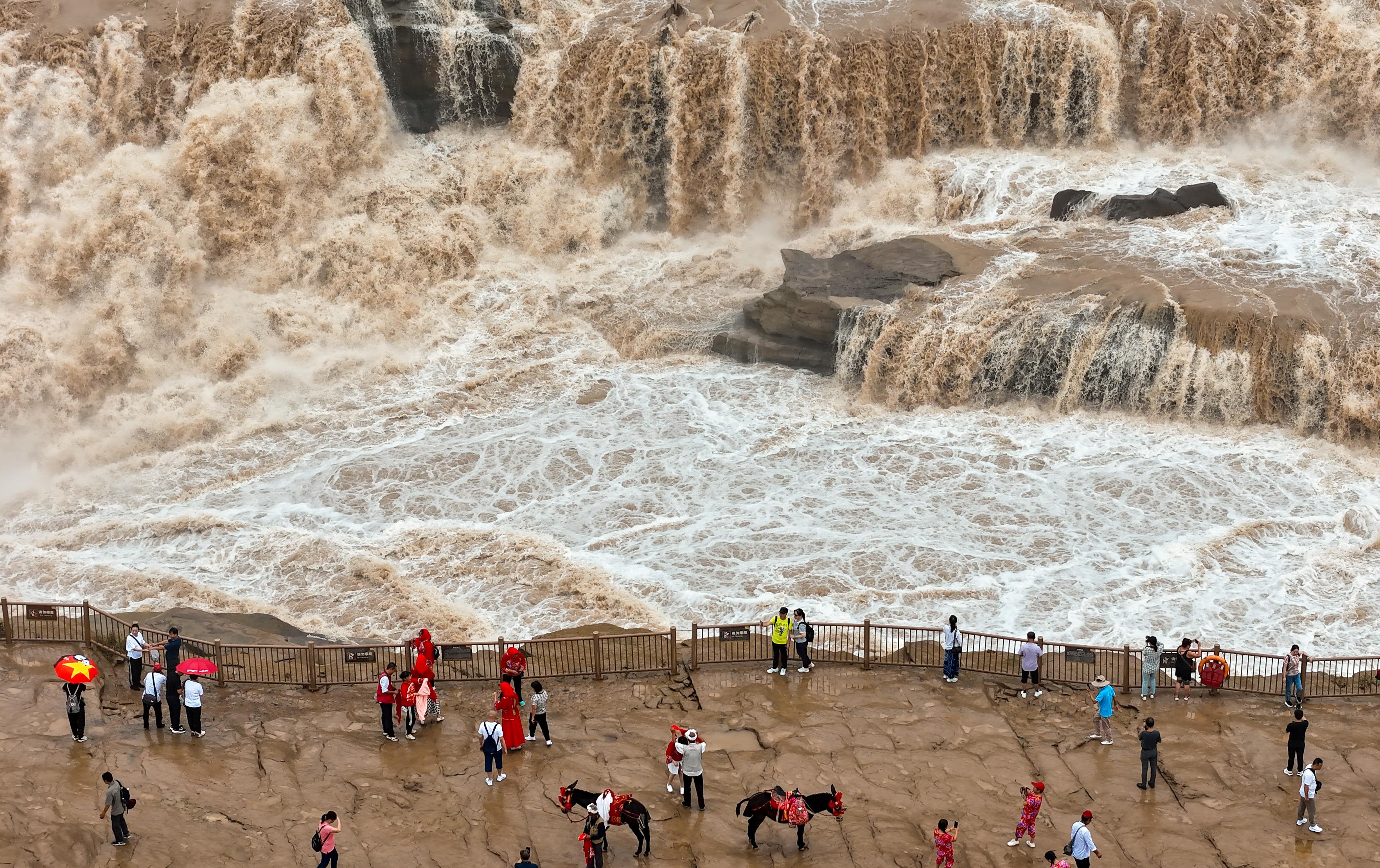 △2024年9月，游客在黃河壺口瀑布景區(qū)游覽。