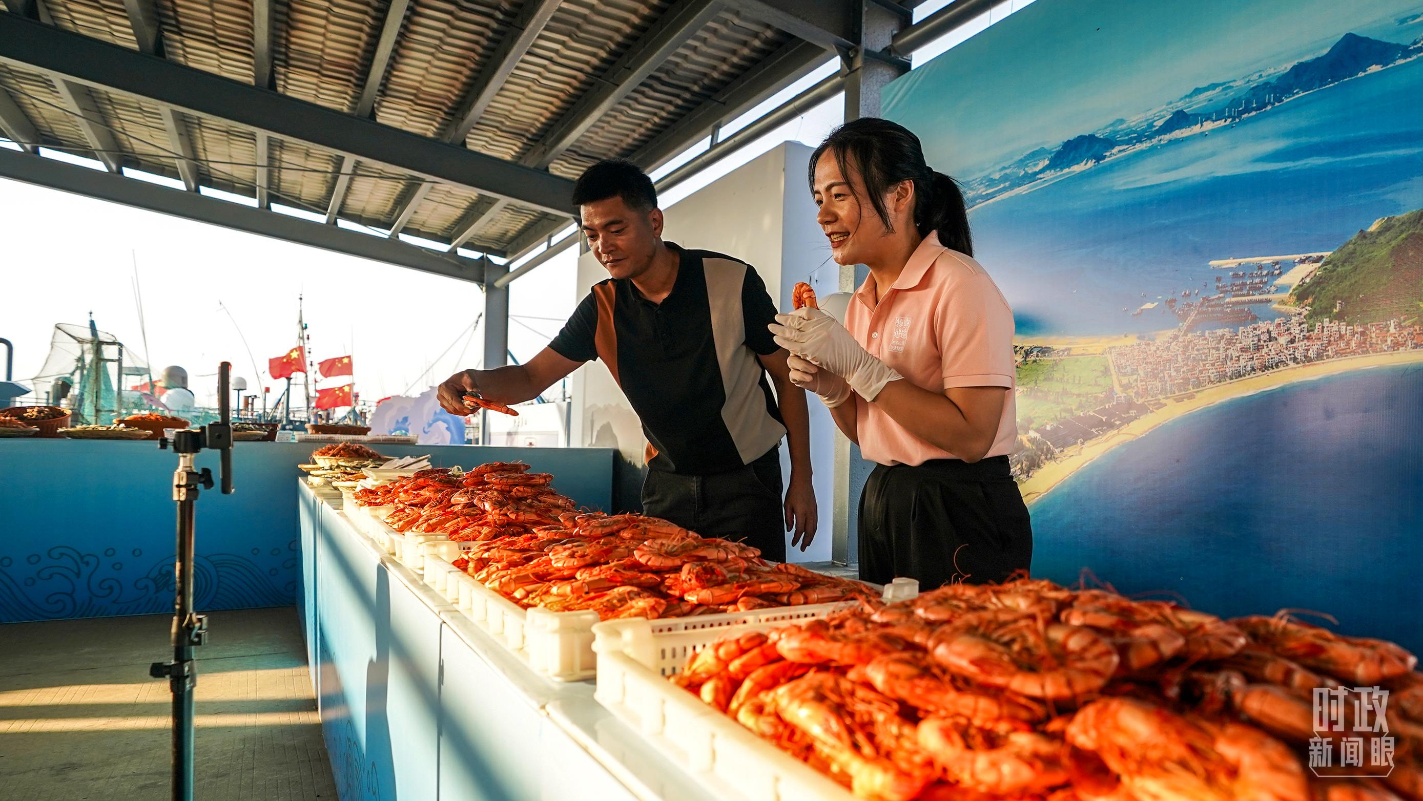 △正在直播賣貨的澳角村村民。（總臺(tái)記者李晉拍攝）