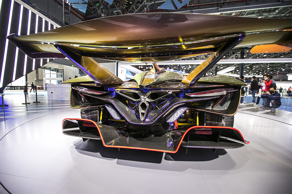 2020年11月5日，上海，來自德國的全球首款全碳纖維跑車亮相進(jìn)博會(huì)。該車總重量只有1250KG。