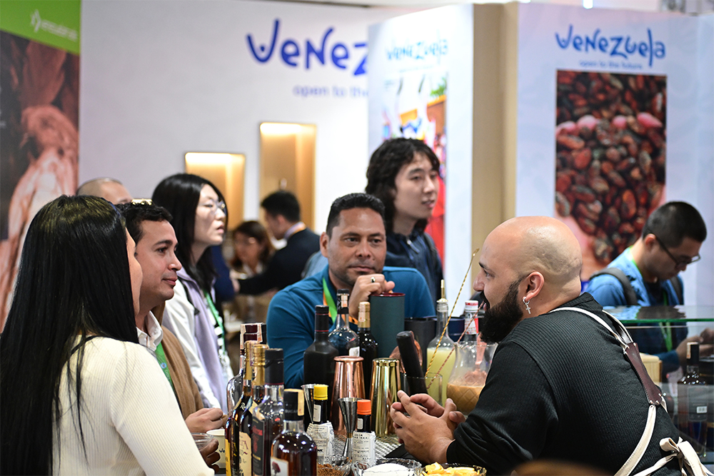 2023年11月9日，上海，觀眾在進(jìn)博會(huì)委內(nèi)瑞拉館參觀、交流、洽談。