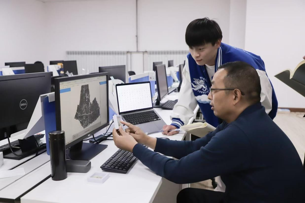 安陽師范學(xué)院甲骨文信息處理教育部重點實驗室，劉永革正在給學(xué)生講甲骨文。受訪者供圖