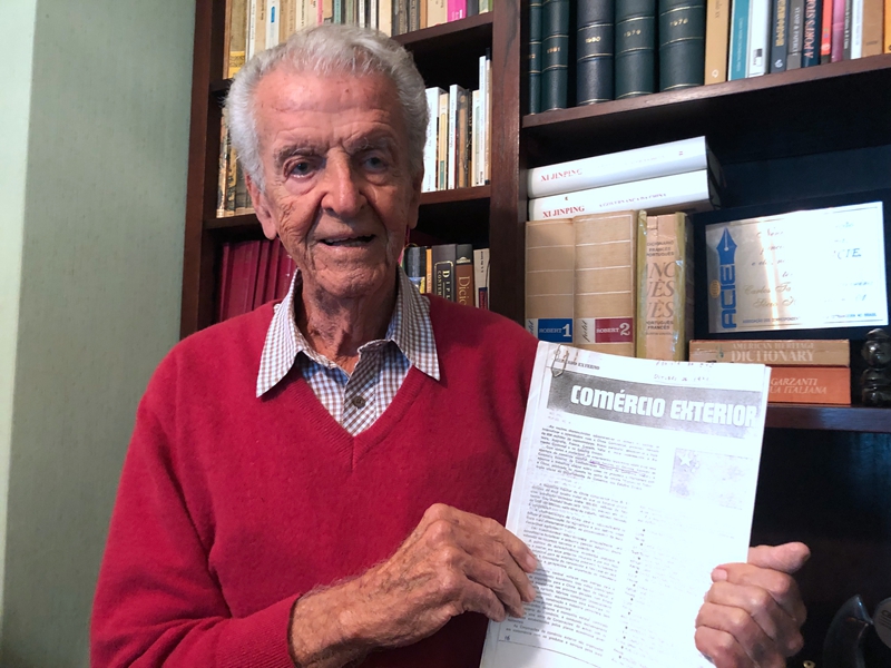 卡洛斯·塔瓦雷斯與其1971年發(fā)表的文章《中國的對外貿(mào)易》。資料圖片