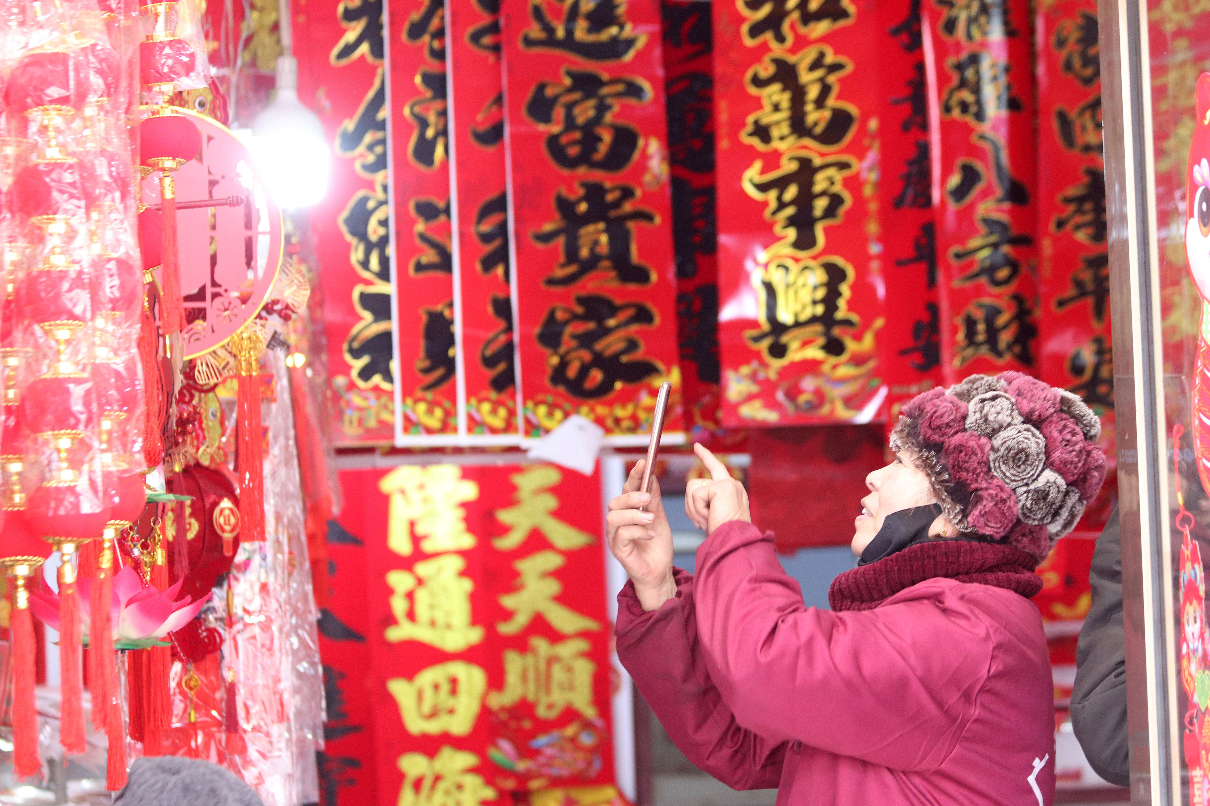 2025年1月5日，在山東省高密市夏莊鎮(zhèn)東李家村，商戶使用手機(jī)推銷新春飾品。