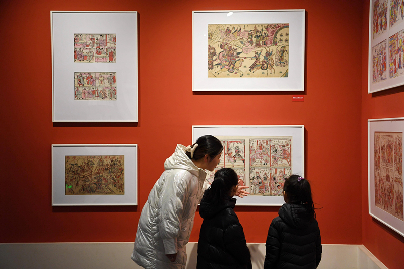 2023年2月3日，游客在河北武強年畫博物館參觀。