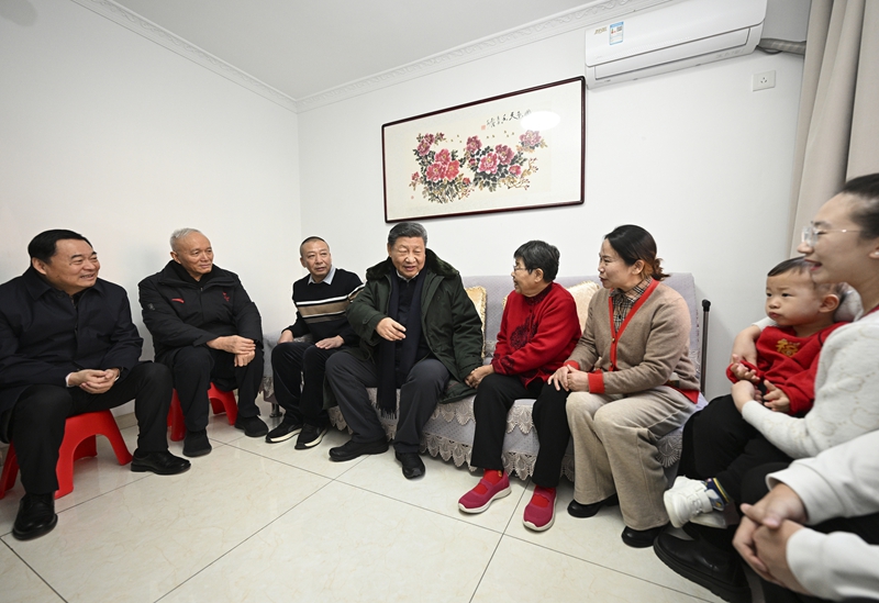 2025年1月23日上午，習(xí)近平總書(shū)記在遼寧沈陽(yáng)大東區(qū)長(zhǎng)安街道長(zhǎng)安小區(qū)考察時(shí)，走進(jìn)居民郎素蘭家中看望。