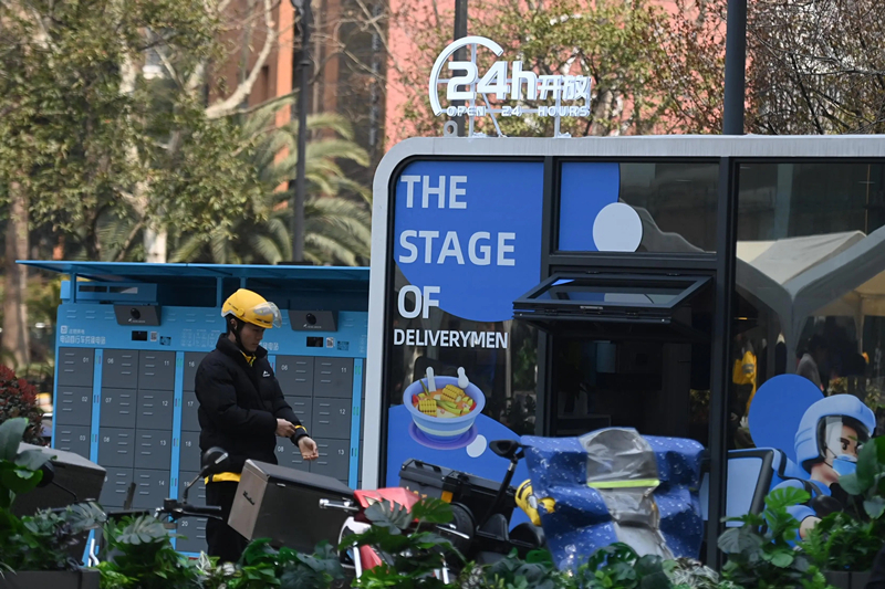 2024年3月15日，位于浙江杭州城西銀泰城廣場的“小哥驛站”正式啟用，網(wǎng)約車司機等新就業(yè)形態(tài)勞動者可在此短暫休憩、補給。