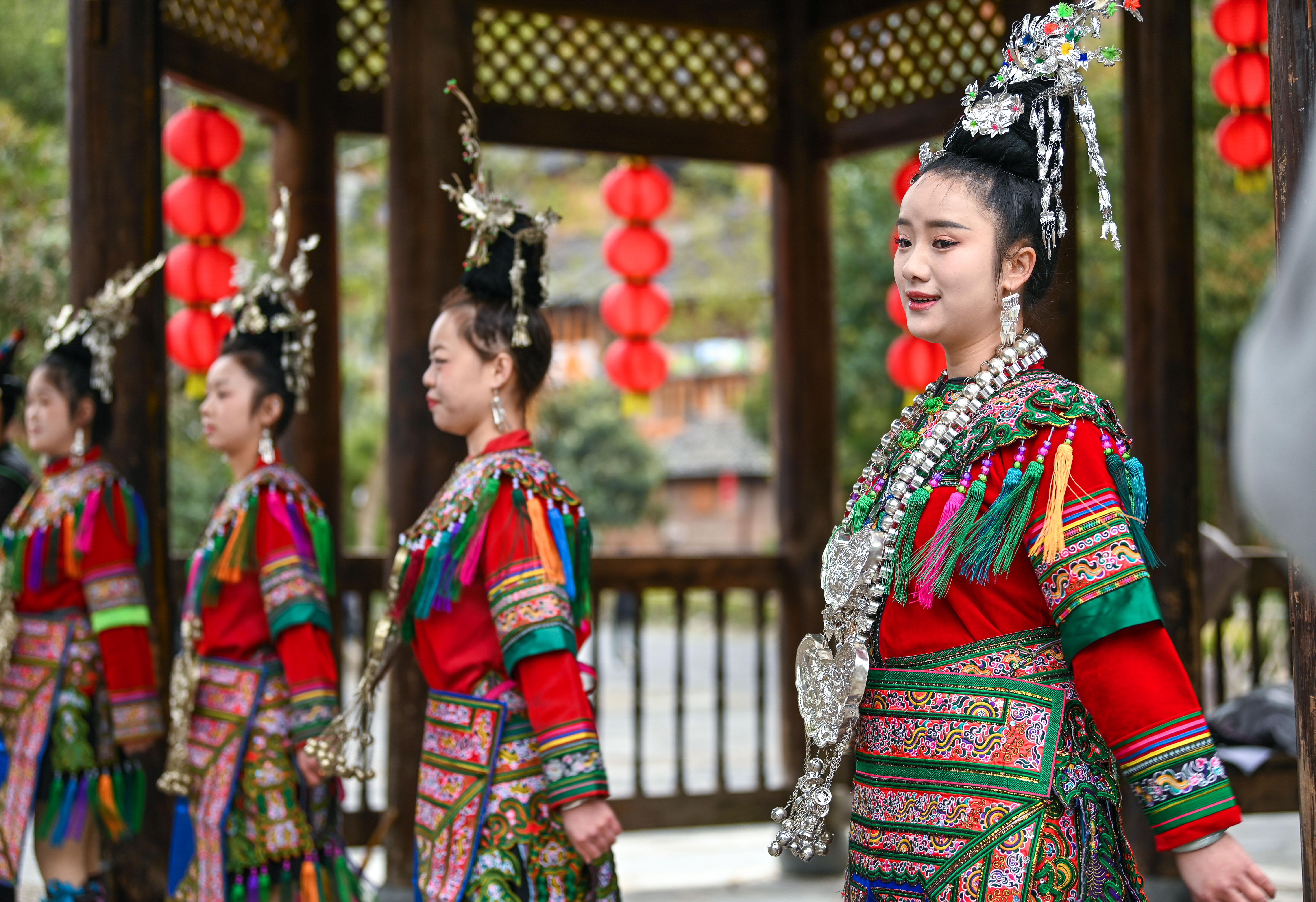  2025年3月18日，侗族群眾在貴州省黎平縣肇興侗寨給游客演唱侗族大歌。