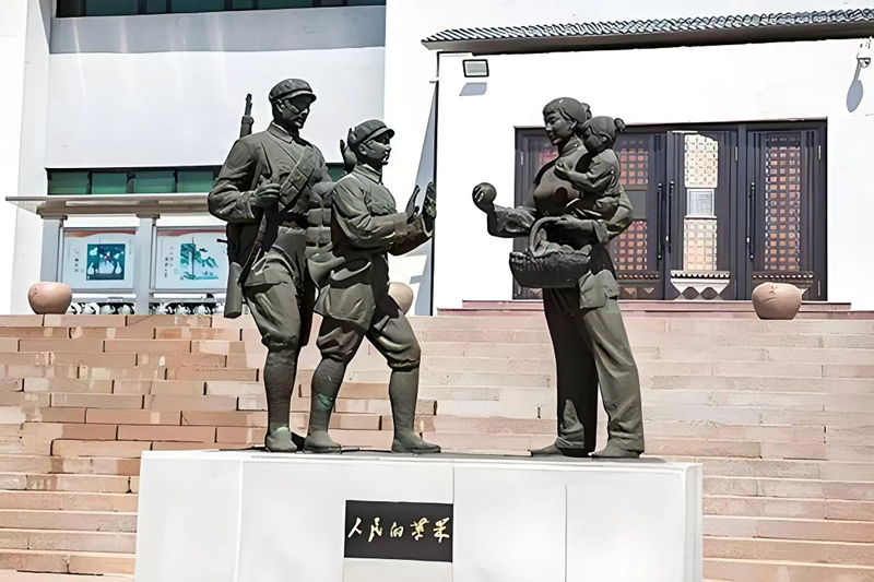錦州蘋(píng)果廉政文化展覽館前的《人民的蘋(píng)果》主題雕塑。（由遼沈戰(zhàn)役紀(jì)念館供圖）
