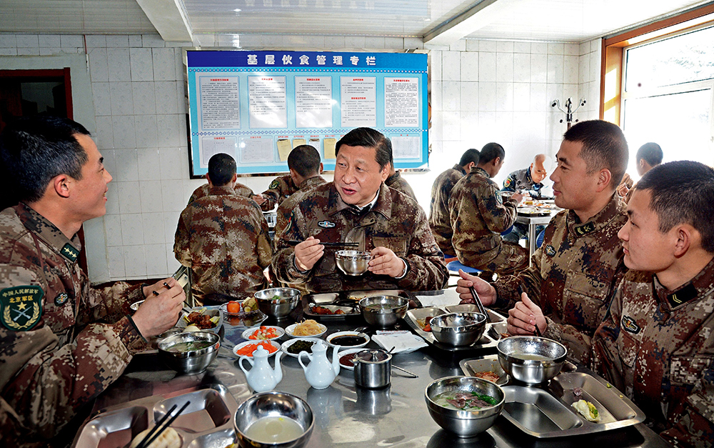 2014年1月26日，習(xí)近平主席專程來到內(nèi)蒙古軍區(qū)邊防某部，親切看望慰問戍邊官兵。這是在連隊(duì)食堂，習(xí)近平主席同戰(zhàn)士們一起用餐。