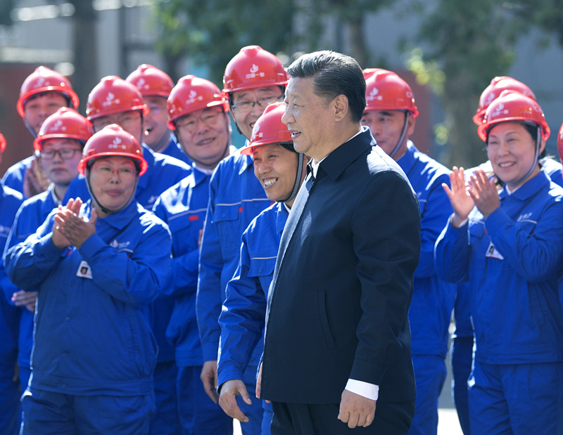 2018年9月26日，在中國(guó)一重集團(tuán)，習(xí)近平總書記走到工人中間，同大家親切交流。