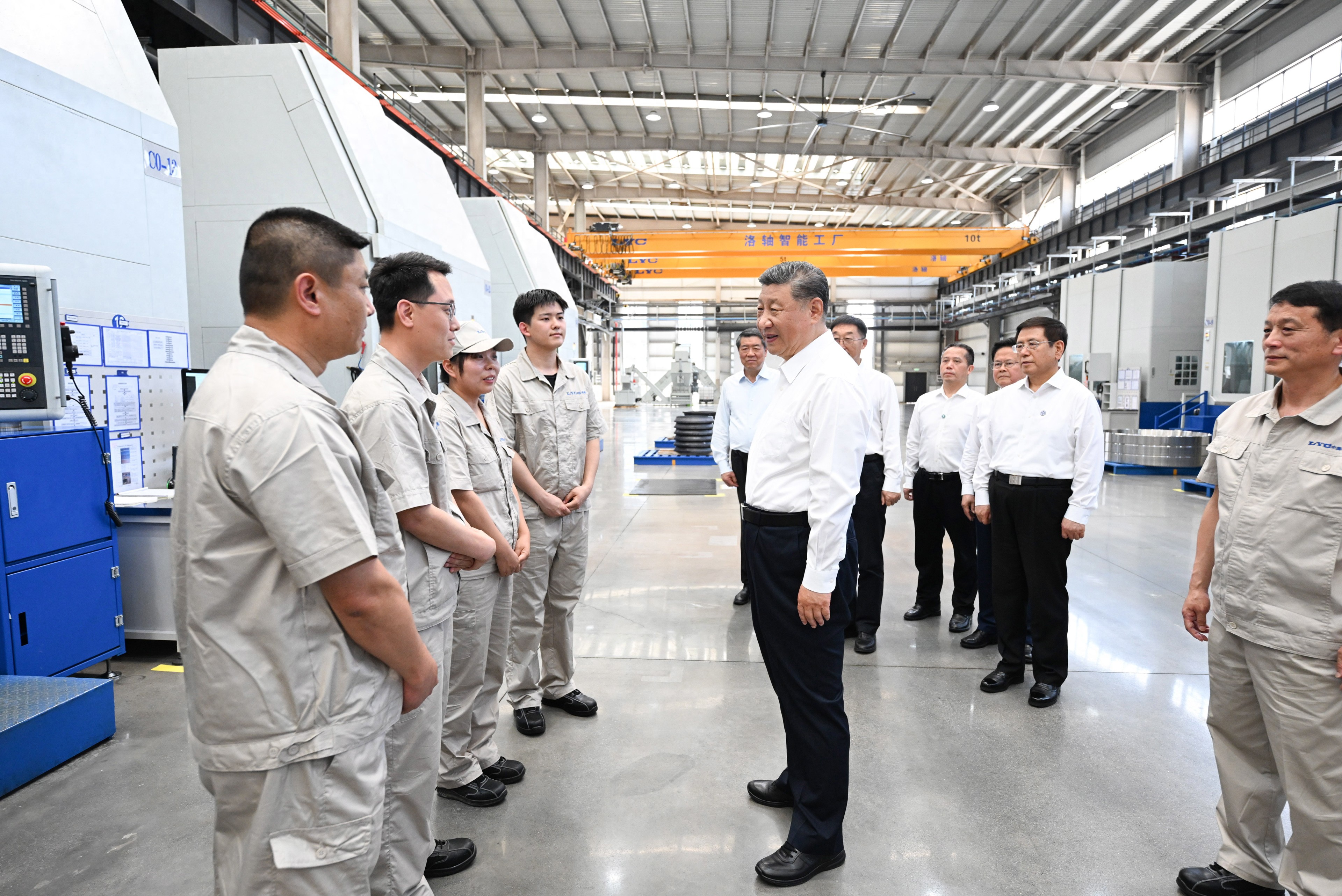5月19日至20日，中共中央總書記、國家主席、中央軍委主席習近平在河南考察。這是19日下午，習近平在洛陽軸承集團股份有限公司智能工廠考察時，同企業(yè)職工親切交流。新華社記者 燕雁 攝