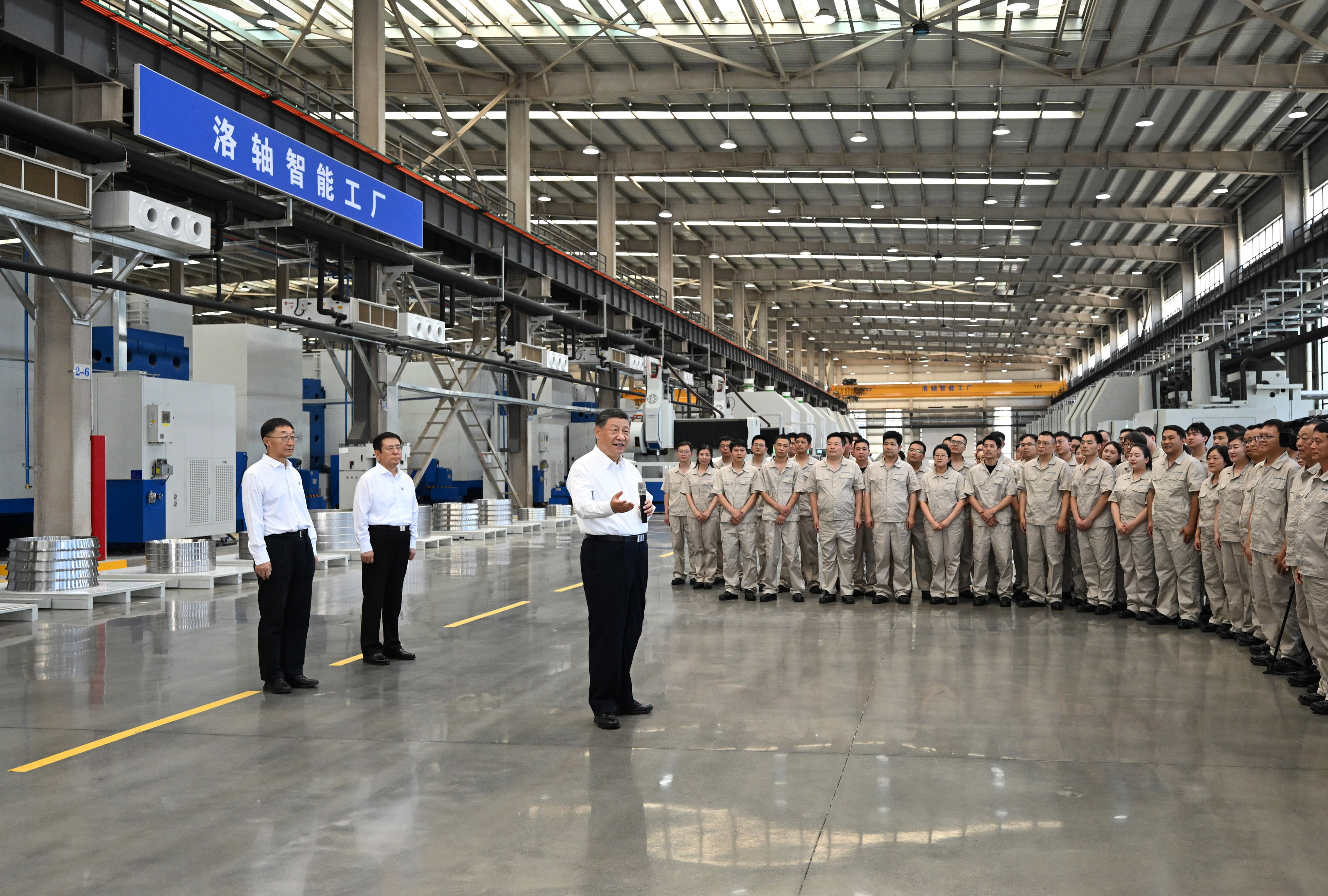 5月19日至20日，中共中央總書記、國(guó)家主席、中央軍委主席習(xí)近平在河南考察。這是19日下午，習(xí)近平在洛陽軸承集團(tuán)股份有限公司智能工廠考察時(shí)，同企業(yè)職工親切交流。新華社記者 燕雁 攝