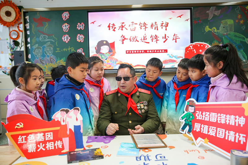 2025年3月3日，江蘇南通如皋市安定小學(xué)里，傷殘軍人許波銀在思政小課堂上向?qū)W生講述雷鋒故事。