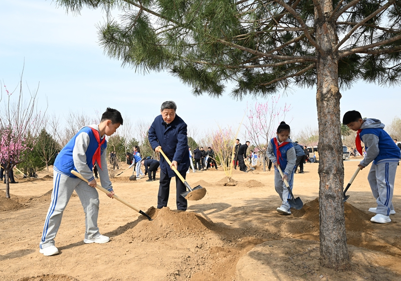 2025年4月3日，習近平總書記來到北京豐臺區(qū)永定河畔參加首都義務植樹活動。